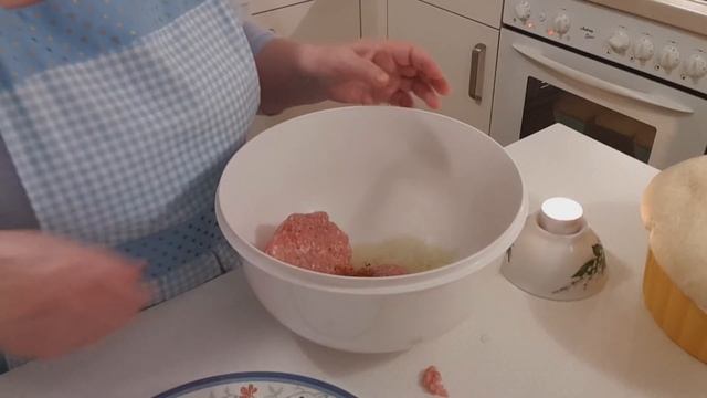 Беляши!Что делать чтоб не слезились глаза от лука. смотреть онлайн