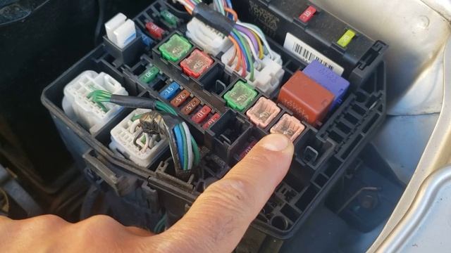 Qué fusible controla la calefacción del Toyota Yaris 2007 al 2012 смотреть онлайн