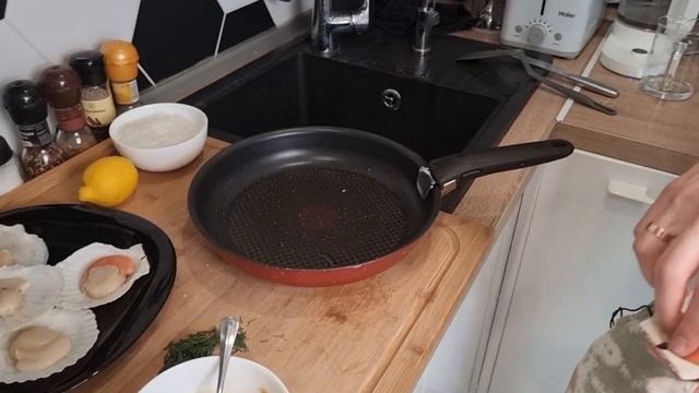 Гребешки в Раковине - С Фунчозой и Чесноком