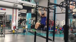 Подъем коленей к груди на перекладине (1)