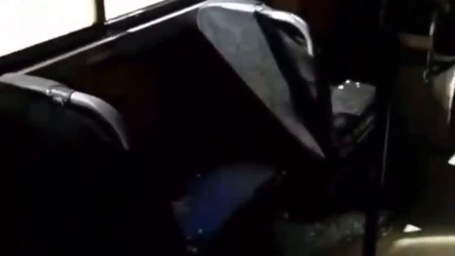 C разбитым стеклом и осколками на сидушке вез пассажиров хабаровский автобус смотреть онлайн