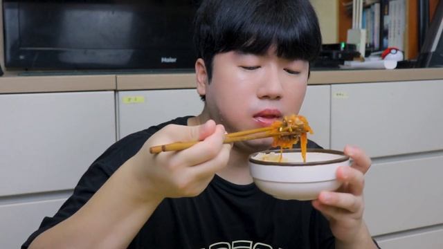 SUB) 원조 밥도둑 고기 듬뿍 돼지고기 김치찌개 먹방! 후식으로 생크림 빵 Kimchi jjigae & fresh cream bread ASMR Mukbang Eatingsho