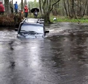 ШОК! Ниву унесло течением реки! Вот это брод! Внедорожники TLC 70, Nissan Patrol, Mitsubishi Junior