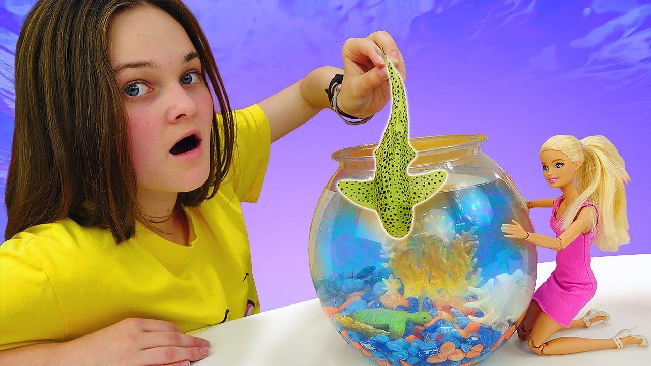 Кукла Барби в видео онлайн - У Barbie Аквариум с Акулами? - Смешные видео игры для девочек смотреть онлайн