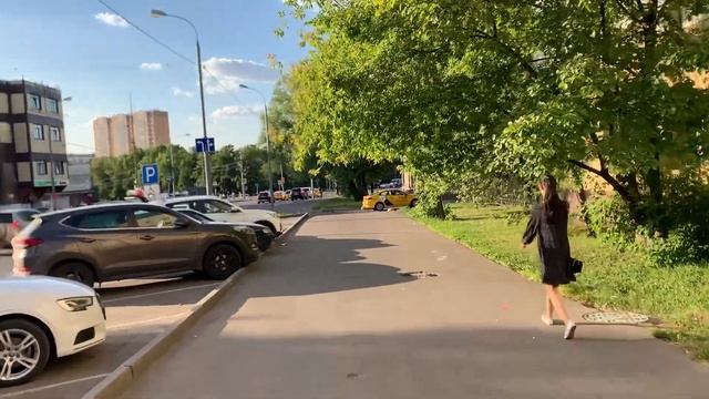 Прогулка по Азовской улице до перекрёстка с Болотниковской улицей, Зюзино, г. Москва, 21.06.2023