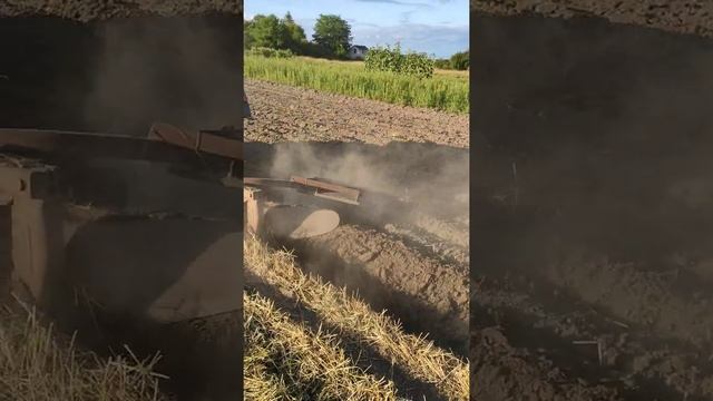 Вспашка поля ( Т-25 и однокорпусный плуг) после уборки пшеницы смотреть онлайн