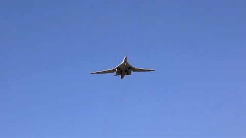 Более 14 часов в небе провели два российских стратегических ракетоносца Ту-160