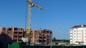 Подъемный кран на стройке