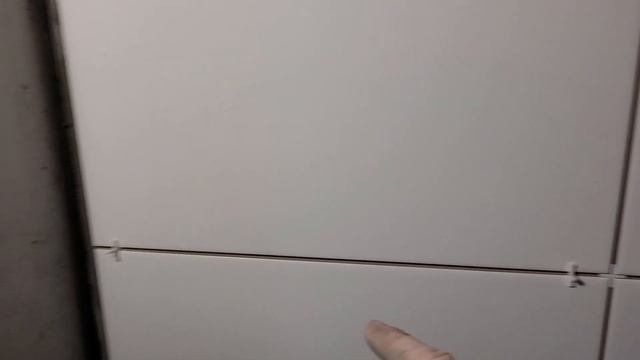 ...работаю с КРЕСТАМИ, исправляю погрешности КРИВОЙ плитки. Наглядный пример. Ошибки ремонта. смотреть онлайн