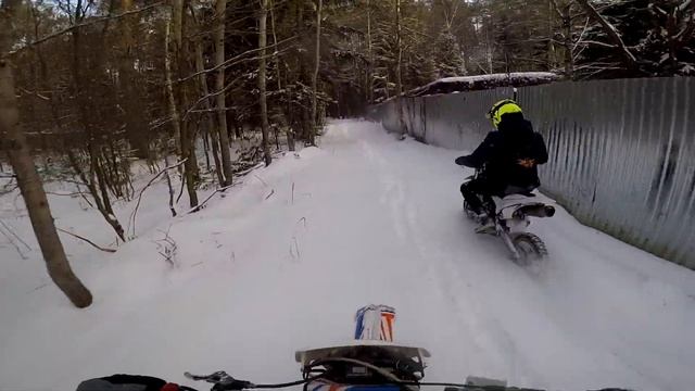 Предновогодняя покатушка на питбайках! Пробрались на заброшенный радиоцентр и военные объекты!) смотреть онлайн