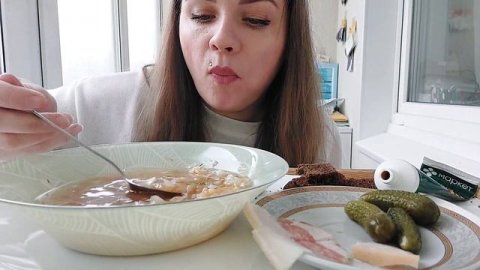 Мукбанг щи, сало, маринованные огурчики #фудблогер #мукбанг