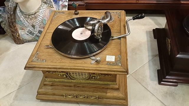 Старинный настольный деревянный граммофон с накладками, антикварный салон «Лавка старины» смотреть онлайн