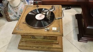 Старинный настольный деревянный граммофон с накладками, антикварный салон «Лавка старины»