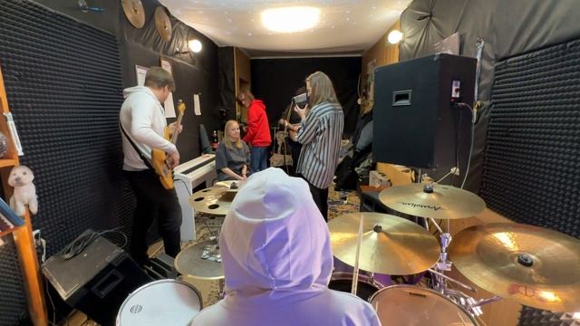 Туса - Джуса на базе. Ученик подарил прикольную штуку! смотреть онлайн