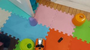 Оранжевый транспорт на пульте управления