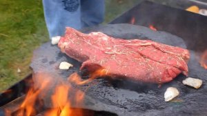 ЖАРИМ БОЛЬШОЙ КУСОК МЯСА на КАМНЕ ???
