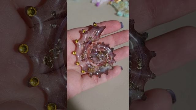 Броши, брелоки, магниты из эпоксидной смолы свлими руками