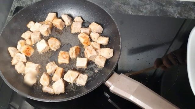 ЖАРЕНАЯ КАРТОШЕЧКА С МЯСОМ В СМЕТАННОМ СОУСЕ смотреть онлайн