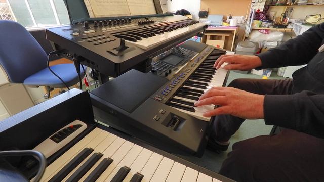 Carillon played on the Yamaha CVP 809 and SX900 смотреть онлайн