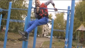 как научится делать выход на одну нижним хватом на турнике