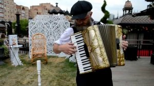 Французский вальс Sous Le Ciel De Paris (Под небом Парижа) под звуки аккордеона уличного музыканта