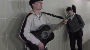 Хорошо играет на гитаре и поёт!