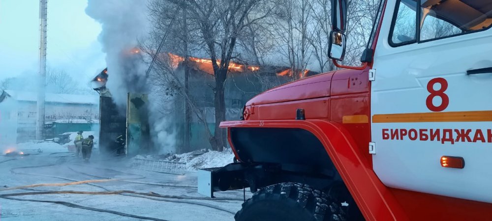 В Биробиджане пожарные продолжают тушить склад по ул. Школьной