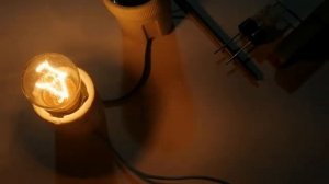 Включение 2 диодов 10А10 в разной полярности с лампой 15Вт 230-240В лампа всё равно мерцает?!