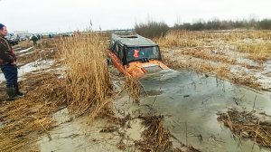 Парень на УАЗе ни секунды не сомневался и кинулся в воду. Уазик тонет на бездорожье.