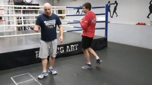 Бокс без перчаток. Упражнения с партнером на развитие защитных рефлексов.