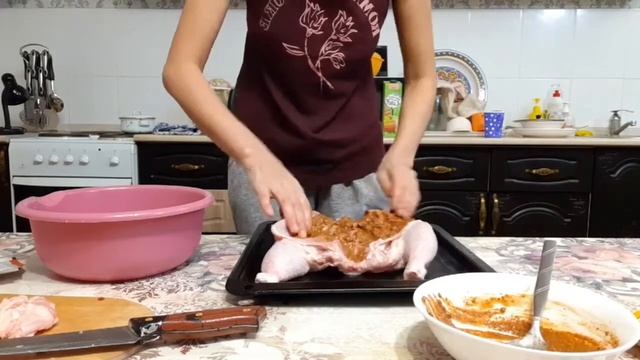 Целая курица в духовке в соевом соусе. Золотистый и сочный.