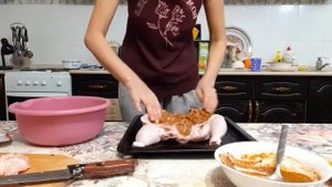 Целая курица в духовке в соевом соусе. Золотистый и сочный.