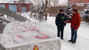 Пожарные Братска изготовили фигуры из снега и льда в честь Дня спасателя