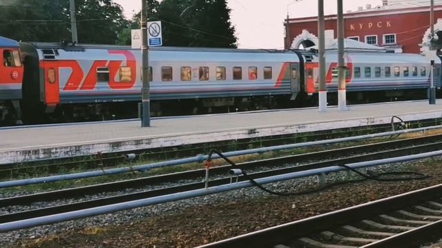 Тепловоз ТЭП70 с пассажирским поездом по ст. Курск смотреть онлайн