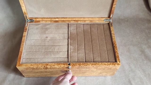 Шкатулка для украшений, из карельской берёзы.