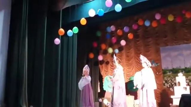 спектакль "Красная шапочка".начало- колокольчики и сударушки. режиссёр Кузнецова Н. А.