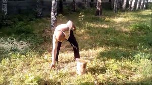 Пидераст Евгений Гордеев разрубает баллон монтажной пены топором