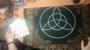 Как удалить воск со скатерти и подсвечников