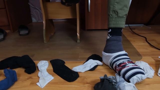 СКОЛЬКО НОСКОВ ОДНОГО РАЗМЕРА МОЖНО НАДЕТЬ НА НОГУ? ВЫДЕРЖАТ УДАР МОЛОТКОМ? | Эксперимент смотреть онлайн