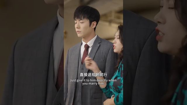 總裁帶著白月光逛婚紗店,卻意外遇見灰姑娘訂婚,看到穿著禮服的她總裁內心不淡定了!【離婚再愛嬌妻不好追】#chinesedrama #都市 #短劇#愛情 #爽文 #追妻火葬場