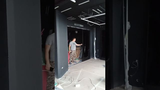 Алюминиевая раздвижная межкомнатная перегородка Слим. Телескопический механизм ТЛ 2. Черное стекло смотреть онлайн