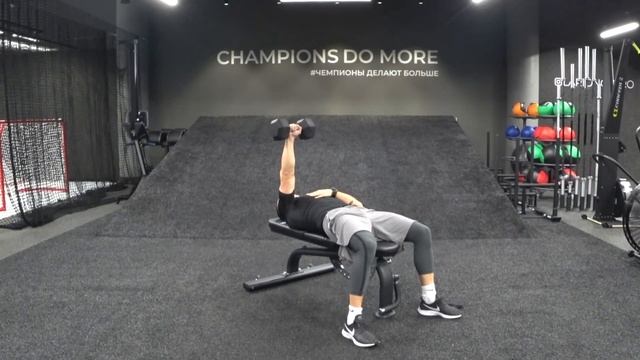жим гантели по одной руке на скамье смотреть онлайн
