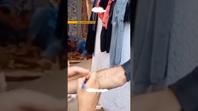 Детям в секторе Газа пишут их имена на руках