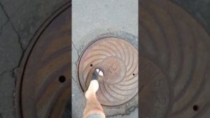 Как можно упасть в люк.