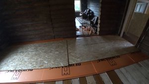 Утеплил пол в деревянном доме.
