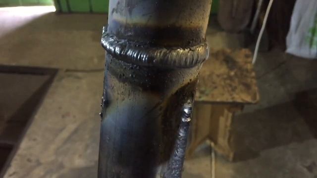 Вертикальный шов трубы с отрывом. Для начинающих сварщиков. смотреть онлайн