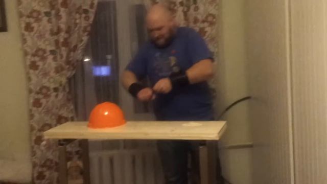 Силовые трюки. Разбивание строительной каски