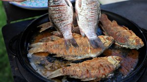 Показываю как жарить карасей без костей в сковороде.