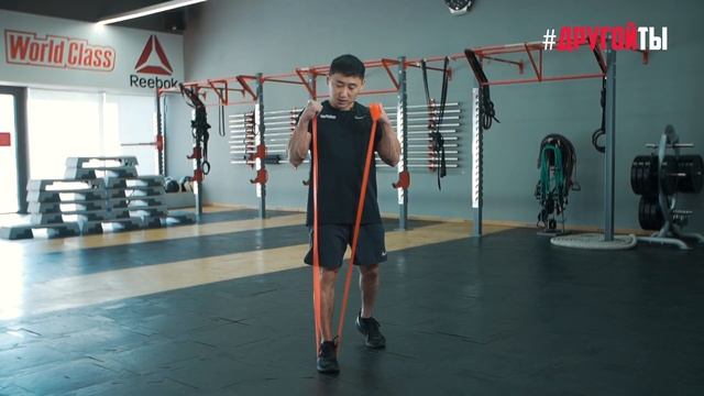 Упражнения на бицепс с эластичным бинтом.