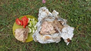 Готовим в путешествии куриные бедра на углях костра